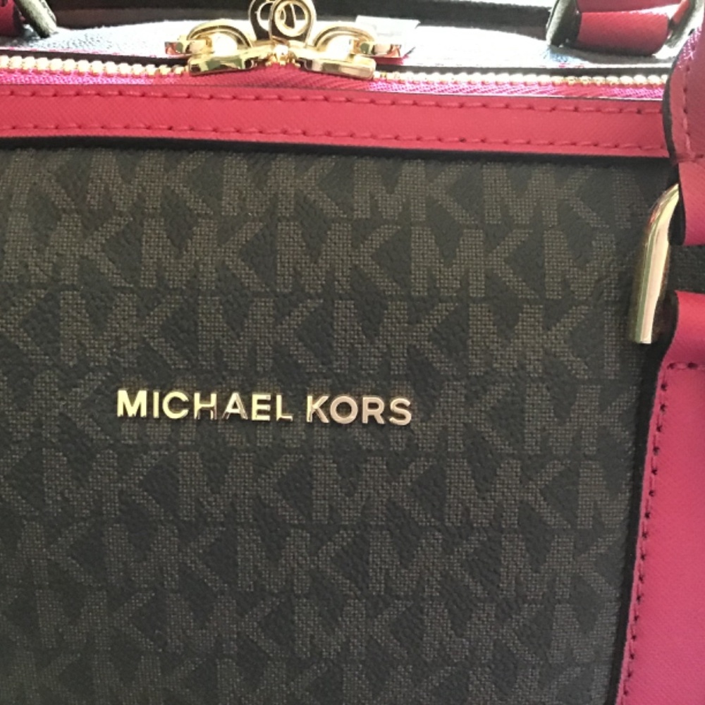 Gorgeous Mk tote and traveler - Picture 9 of 16